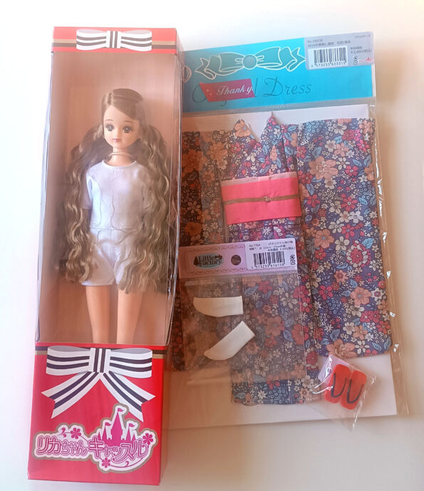 Ellie, del Castillo de Licca, en su caja, junto al kimono de la tienda de Tokio.