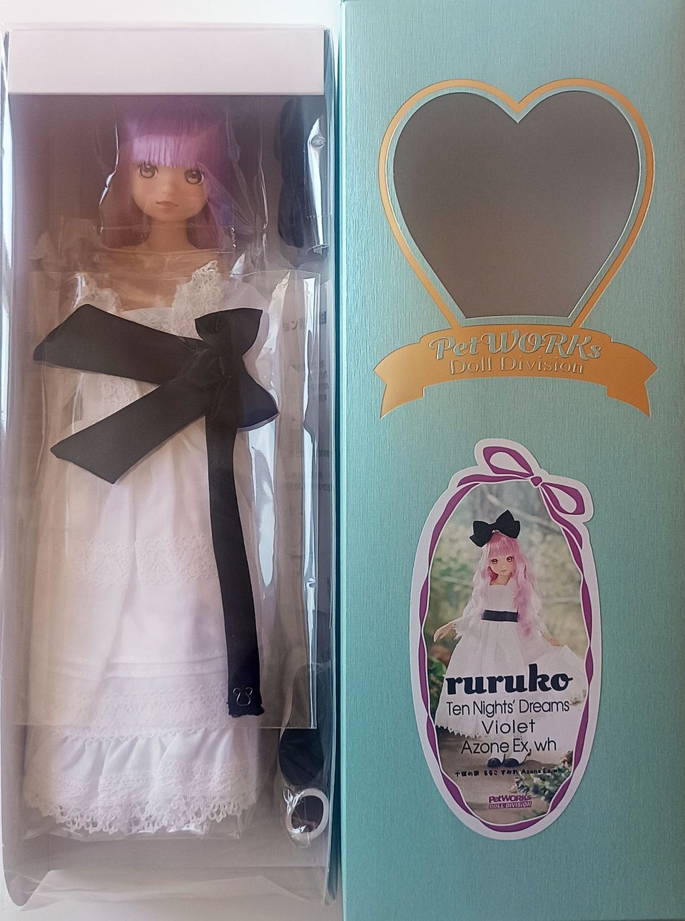 Ruruko is inside the box with all her accesories carefully placed on top.