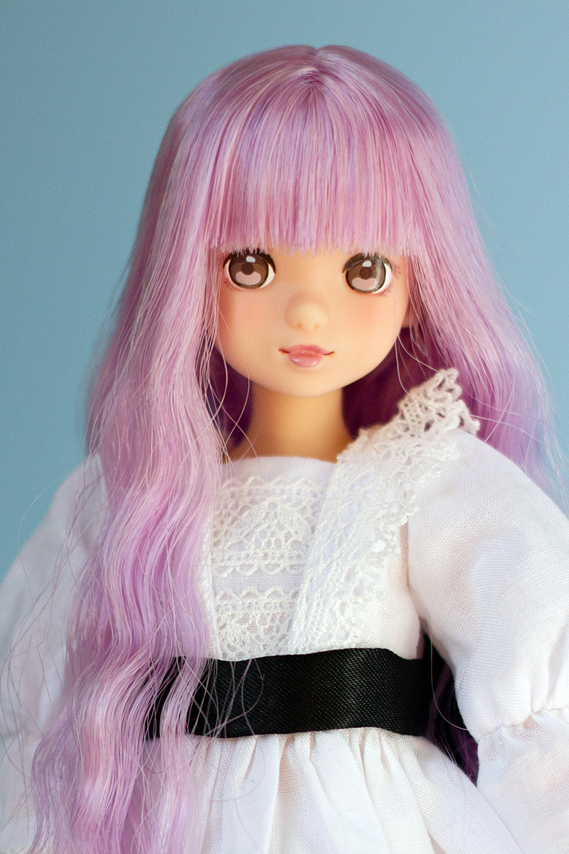 Ruruko with her default dress against a blue background.