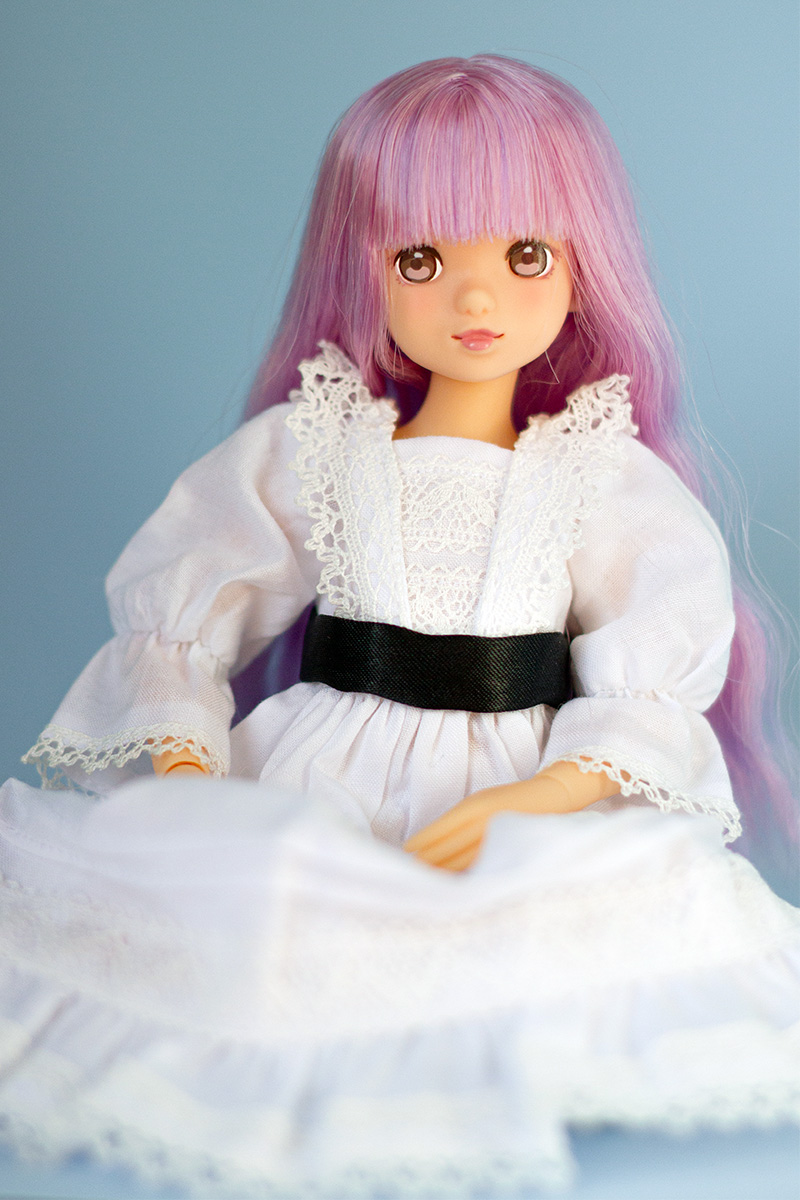 Ruruko with her default dress against a blue background.